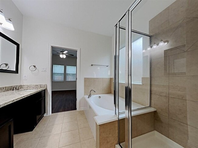 Building Photo - 2213 Oak Cir Dr N
