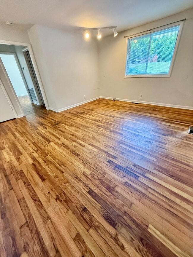 Building Photo - 2 BR 1 Bath Duplex with convenient airport...