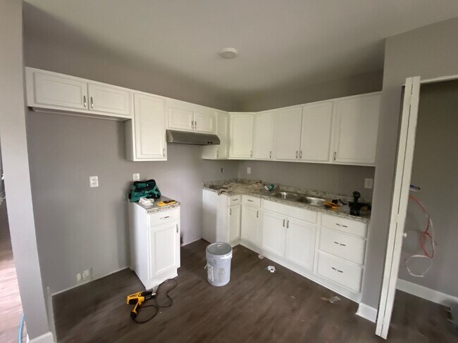 Building Photo - 1819 English St