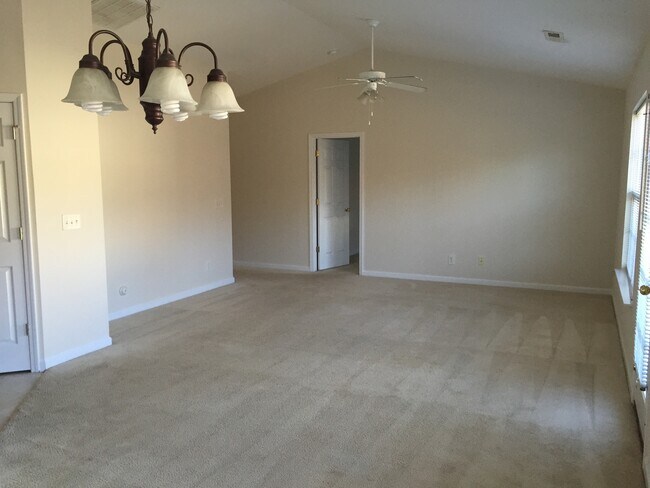 Building Photo - 3BR/2BA Home Convenient to Winston-Salem & Kernersville!