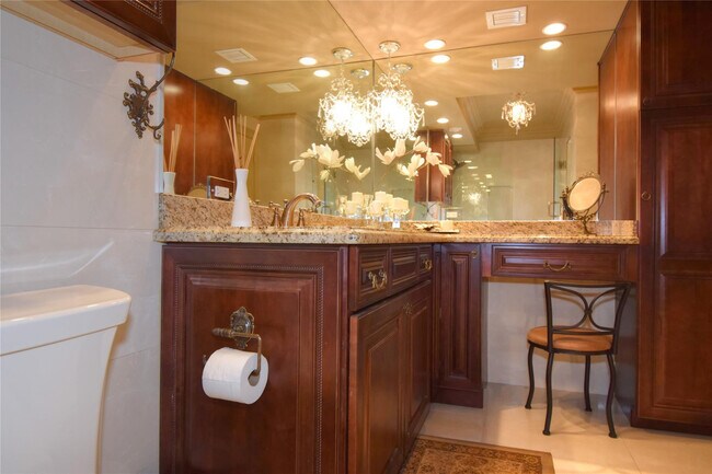 Building Photo - 1012 N Ocean Blvd