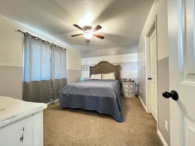 Building Photo - 6 Bedroom/3 Bathroom House in Eagle Mountain