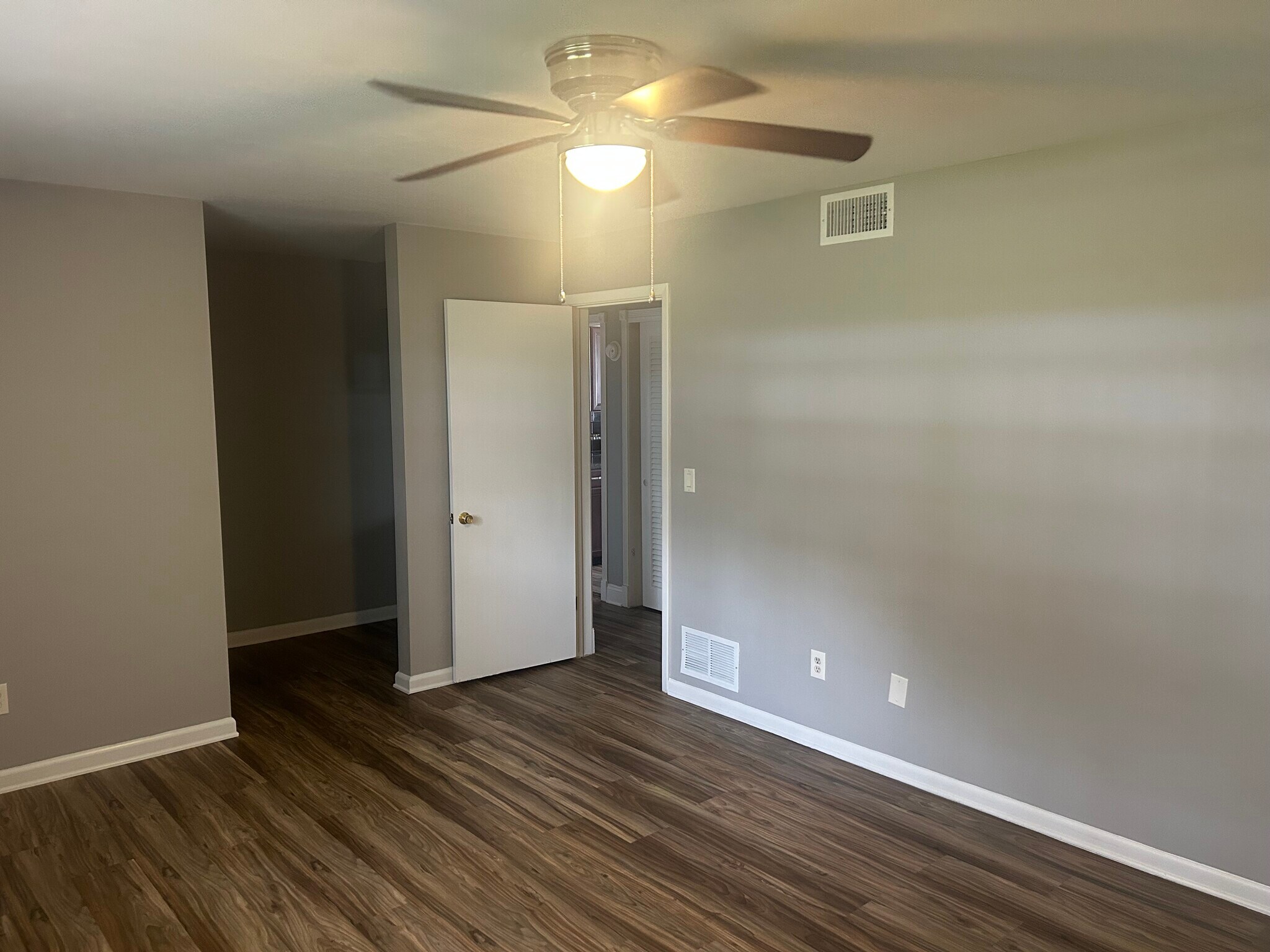 Building Photo - 2450 Mineola Dr N