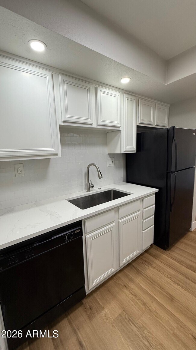 Building Photo - 8500 E Indian School Rd