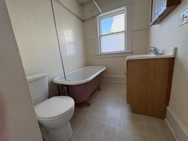 Building Photo - 48 Monroe St