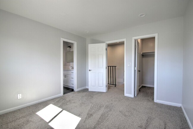 Building Photo - 3150-3150 Florine Dr