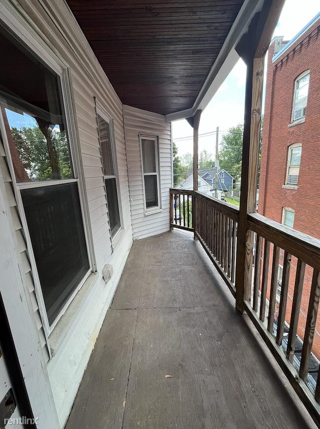 Building Photo - 4 br, 1 bath Triplex - 144 Pearl Street 3