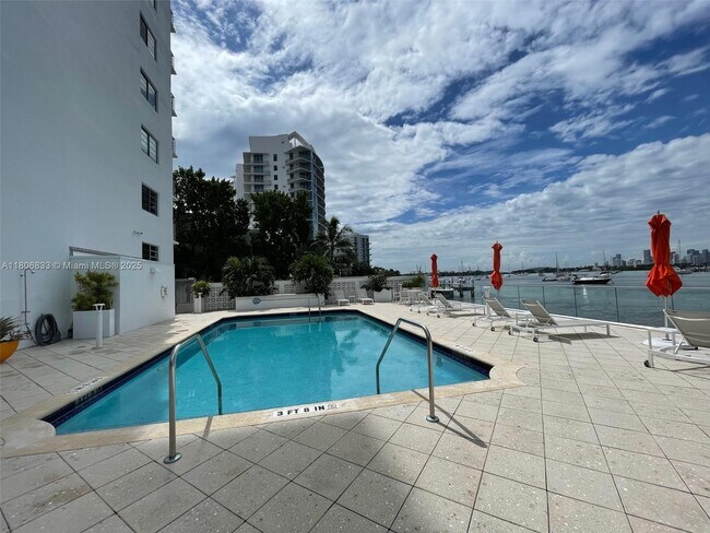 Building Photo - 1450 Lincoln Rd