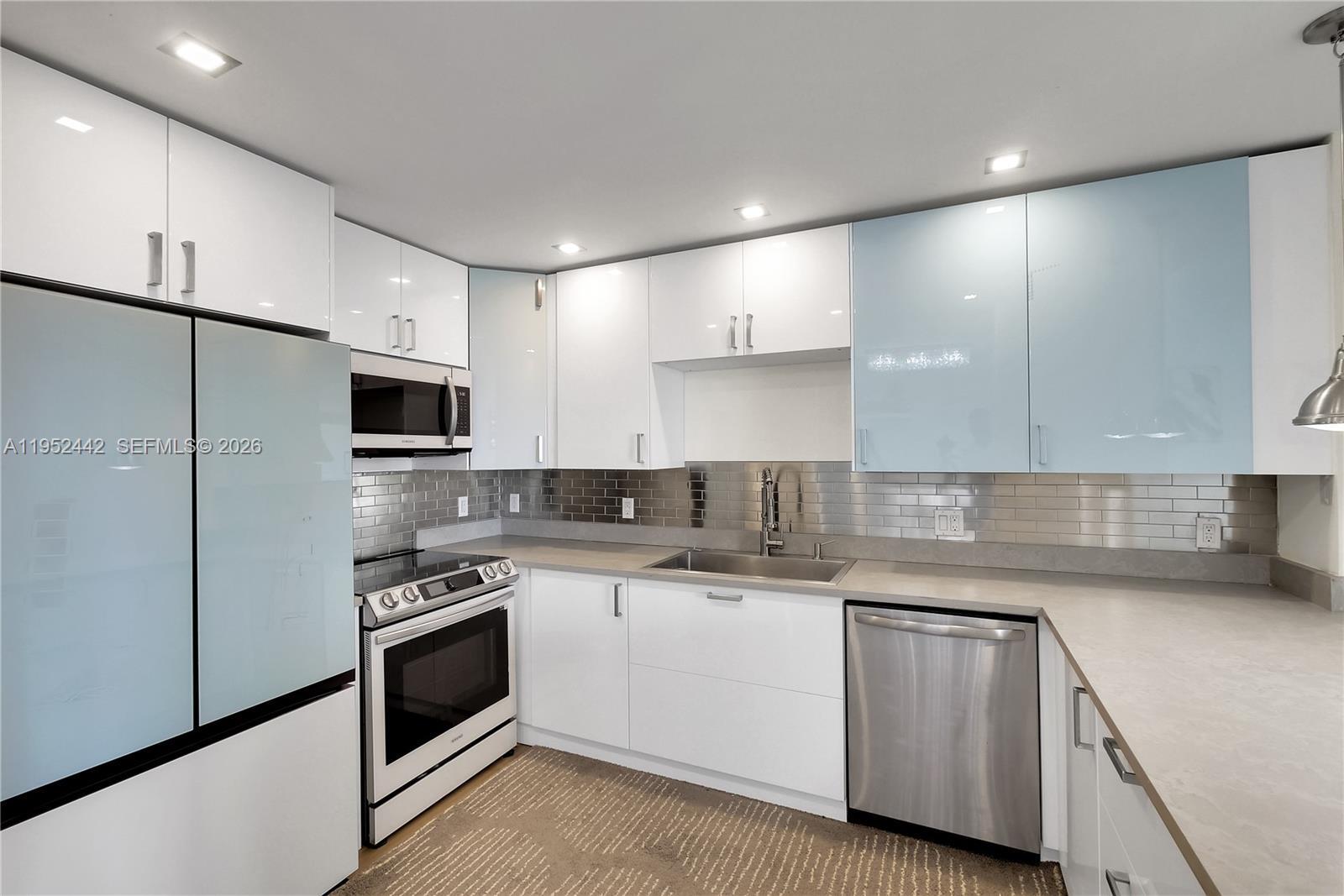 Building Photo - 100 Bayview Dr