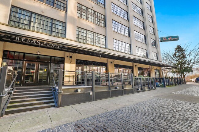 Building Photo - Stunning Pearl Loft with Washer/Dryer in Unit & Secure Parking