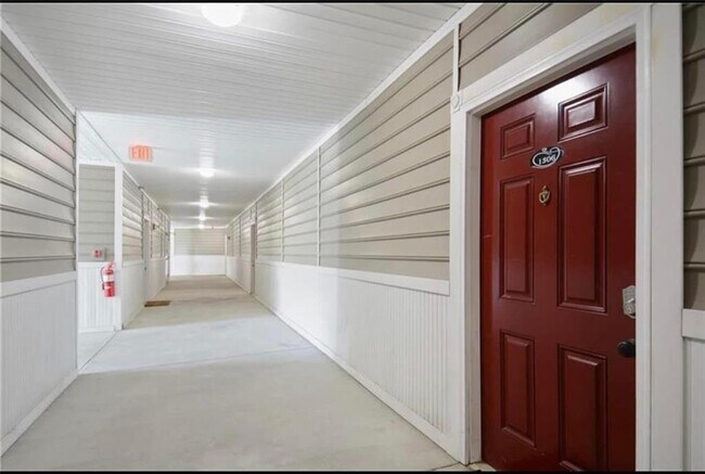 Building Photo - 2700 Pine Tree Rd NE