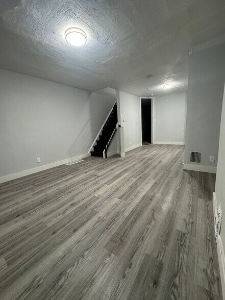 Primary Photo - 5669 Matthews St