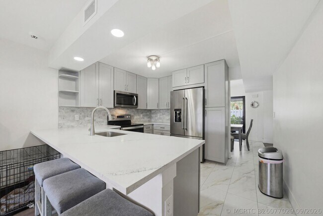 Building Photo - 11014 SW 15th Manor