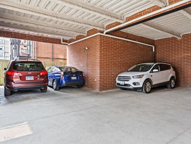 Building Photo - 6161 N Kenmore Ave