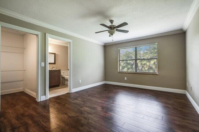 Building Photo - 2713 Yarmouth Dr