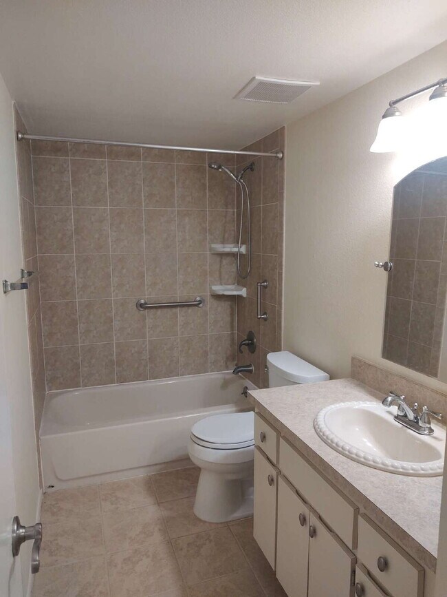 Building Photo - "$200 move in special!! 2-Bed, 2-Bath Cond...