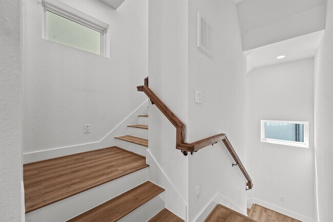 Building Photo - 1517 D Vermont St