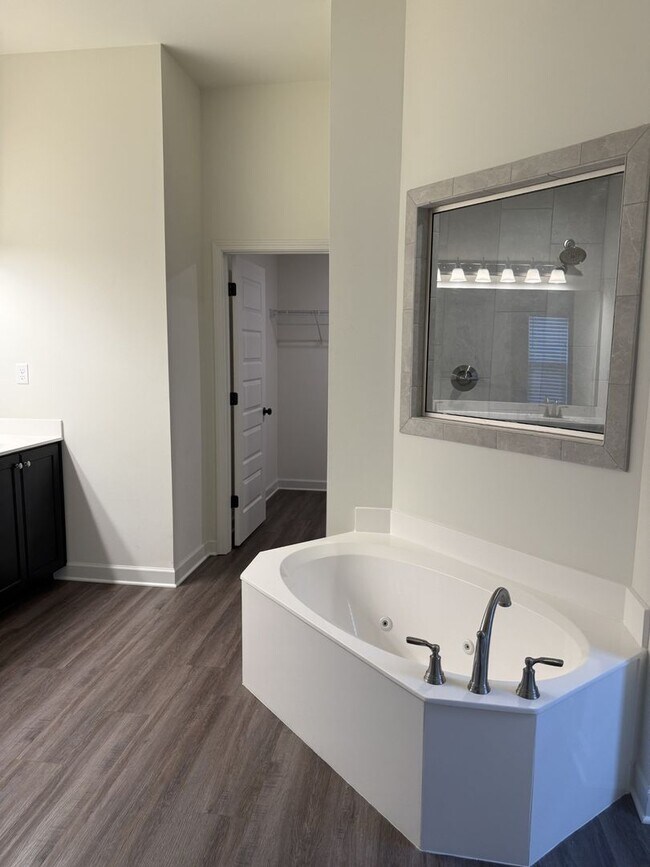 Building Photo - Beautiful 4-bedroom 3 full bathroom home i...