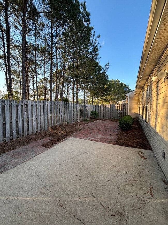 Building Photo - AVAILABLE NOW- LOW MAINTENANCE, MOVE-IN READY PATIO HOME IN NE COLUMBIA!!