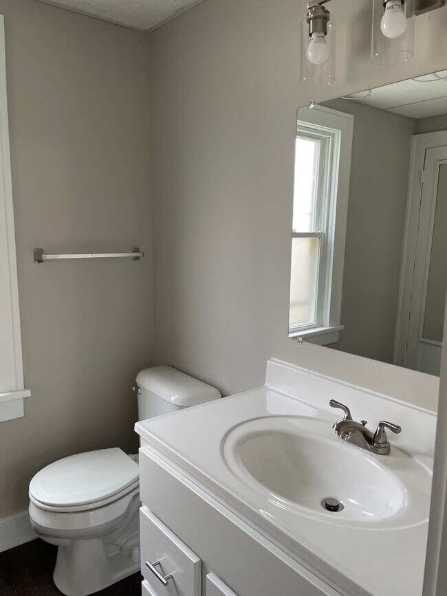 Building Photo - 147 Conrad St