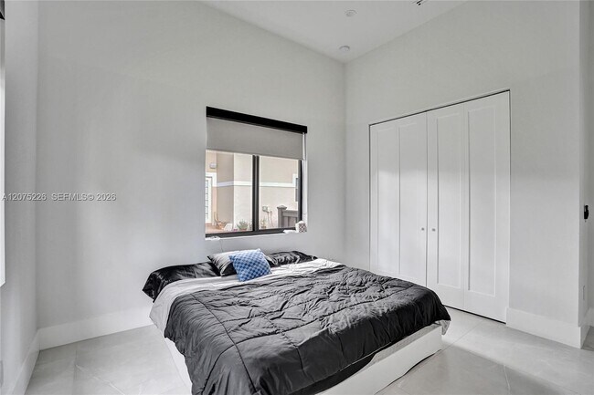 Building Photo - 3909 SW 54th St