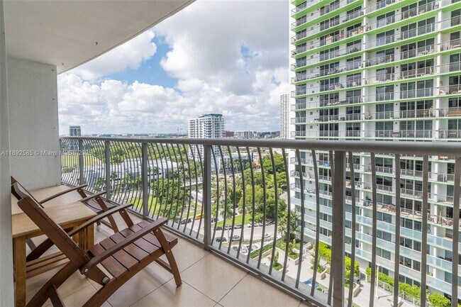 Building Photo - 1750 N Bayshore Dr