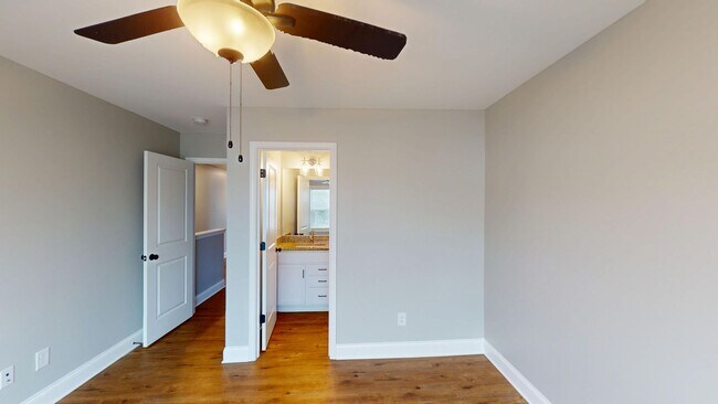 Building Photo - Columbia, TN 2 Bed/2.5 Bath Townhome With ...
