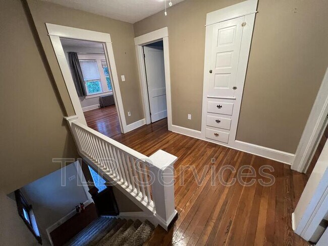 Building Photo - 519 School St