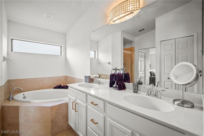 Building Photo - 10020 Siesta Bay Dr