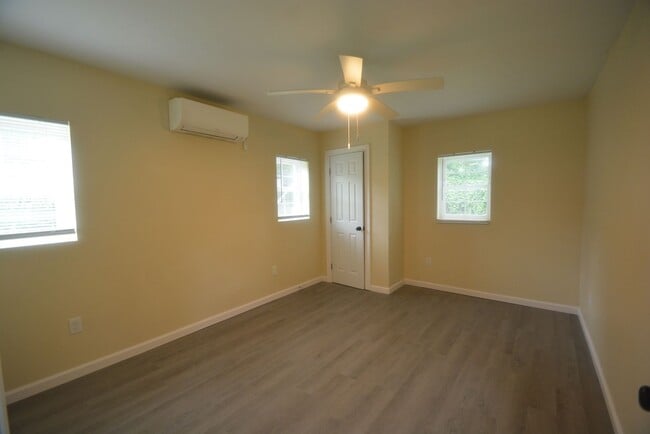 Building Photo - Updated and Charming 3 Bedroom 1.5 Bathroo...