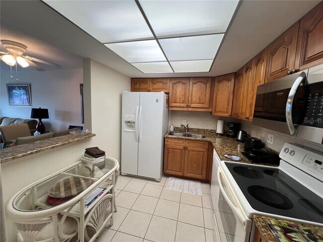 Building Photo - 4900 Brittany Dr S