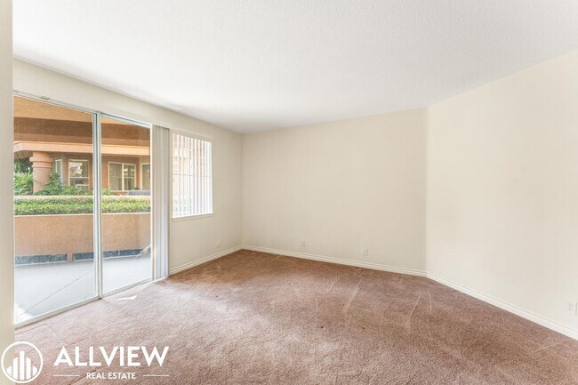 Building Photo - Beautiful Ground Level 2 Bedroom, 2 Bathro...