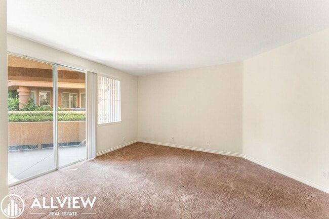 Building Photo - Beautiful Ground Level 2 Bedroom, 2 Bathroom Condo Available Now in Lake Forest!