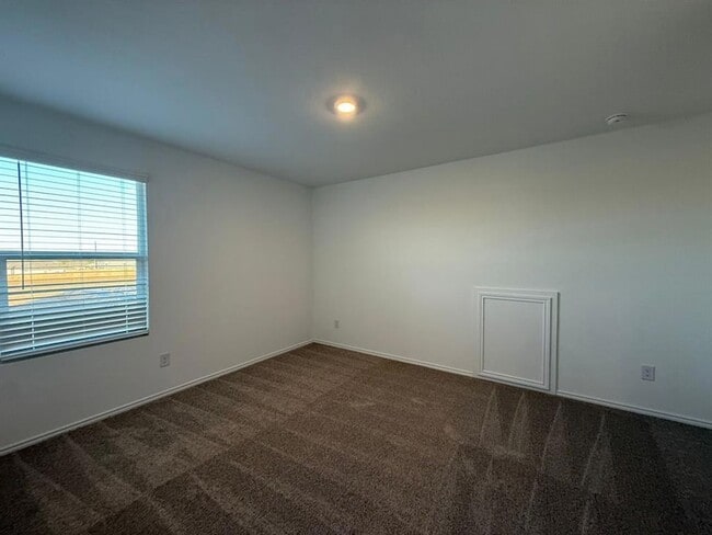 Building Photo - 561 Sormonne Lp