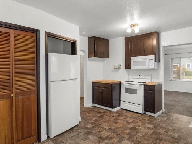 Building Photo - 5428 S Cedar St