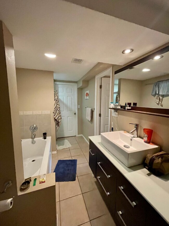 Building Photo - 6 Bed/3 Bath Home in Table Mesa