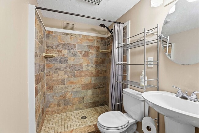 Building Photo - Private Home on 6 acres in Whitewater Schools!