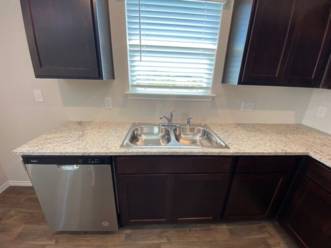 Building Photo - NEWER ONE STORY | 3 BEDROOM | 2 BATH | WHI...