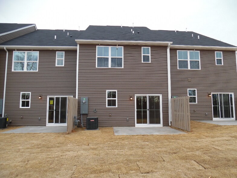 Building Photo - 111 Roundtree Dr