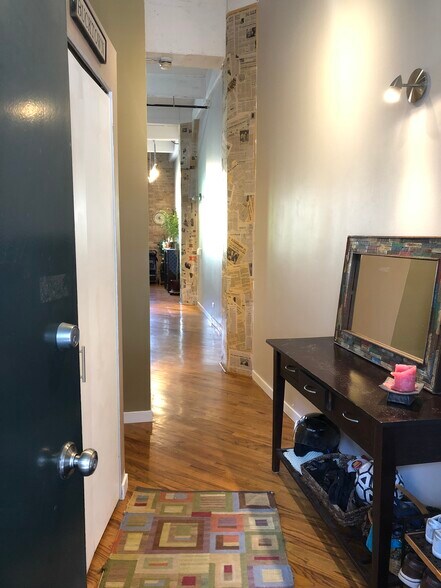Entry Hallway - 1720 N Marshfield Ave