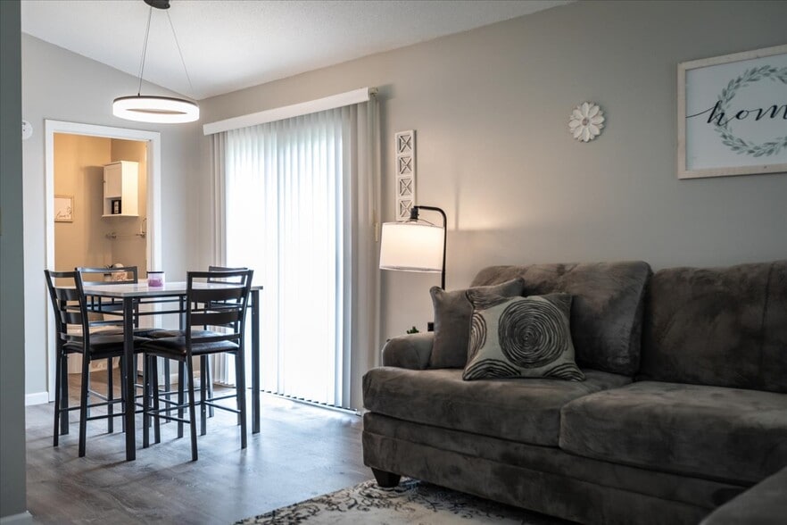 Open dining area - 1001 N Coler Ave