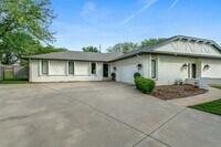 Building Photo - SIMPLY LUXURIOUS twinhome near Central & R...