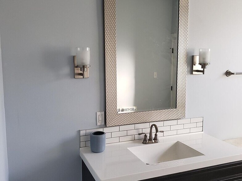 Building Photo - 717 Perry St