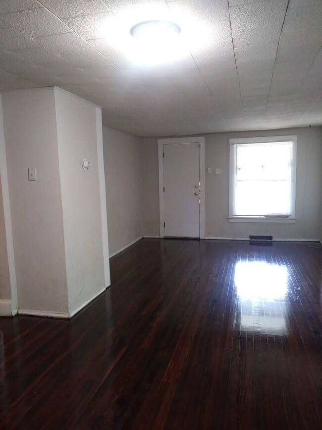 Building Photo - LARGE HOME IN MILLER!