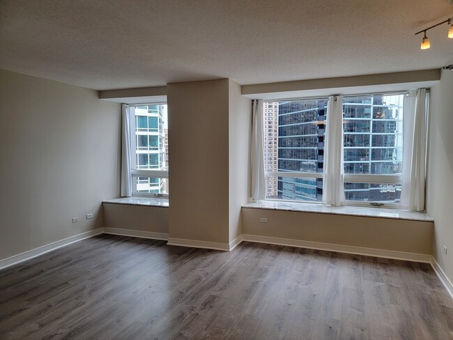 Building Photo - 512 N McClurg Ct