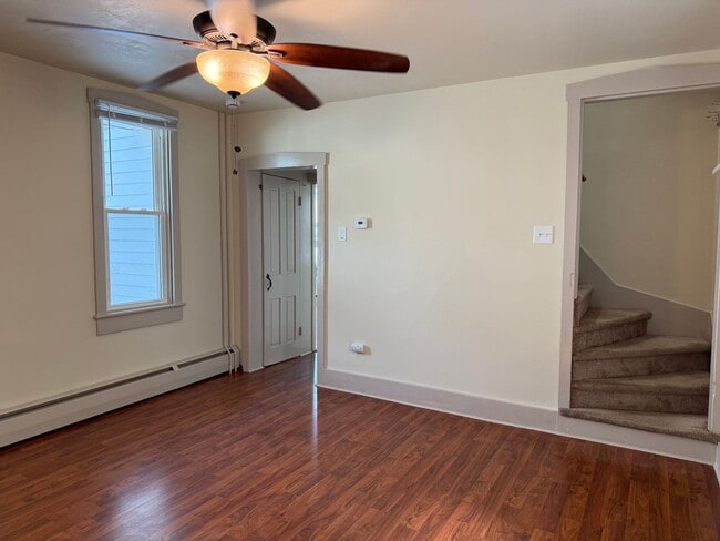 Building Photo - Spacious 3 bedroom 1 Bathroom Home in Manh...