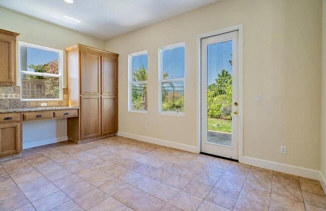 Building Photo - 2520 Club Dr