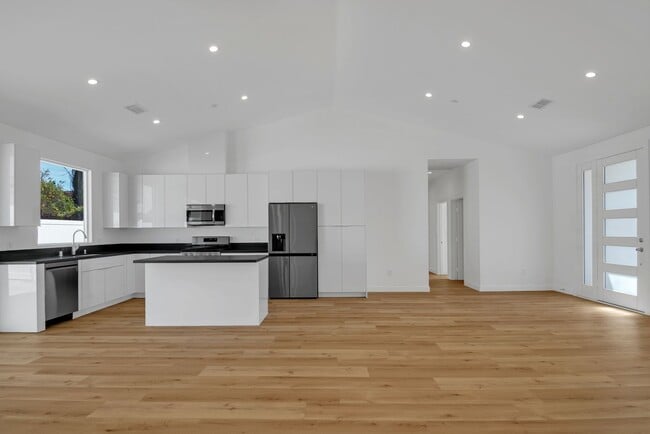 Primary Photo - Modern 5-Bedroom 5 bath Home for Lease in ...