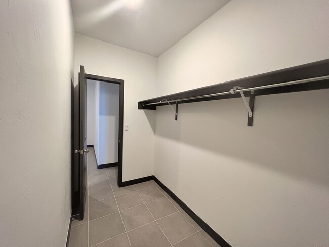 Building Photo - Mission Valley 3 Bedroom 2.5 Bath Townhome