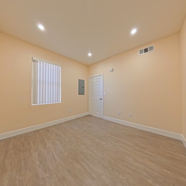 Building Photo - 8000 W Badura Ave
